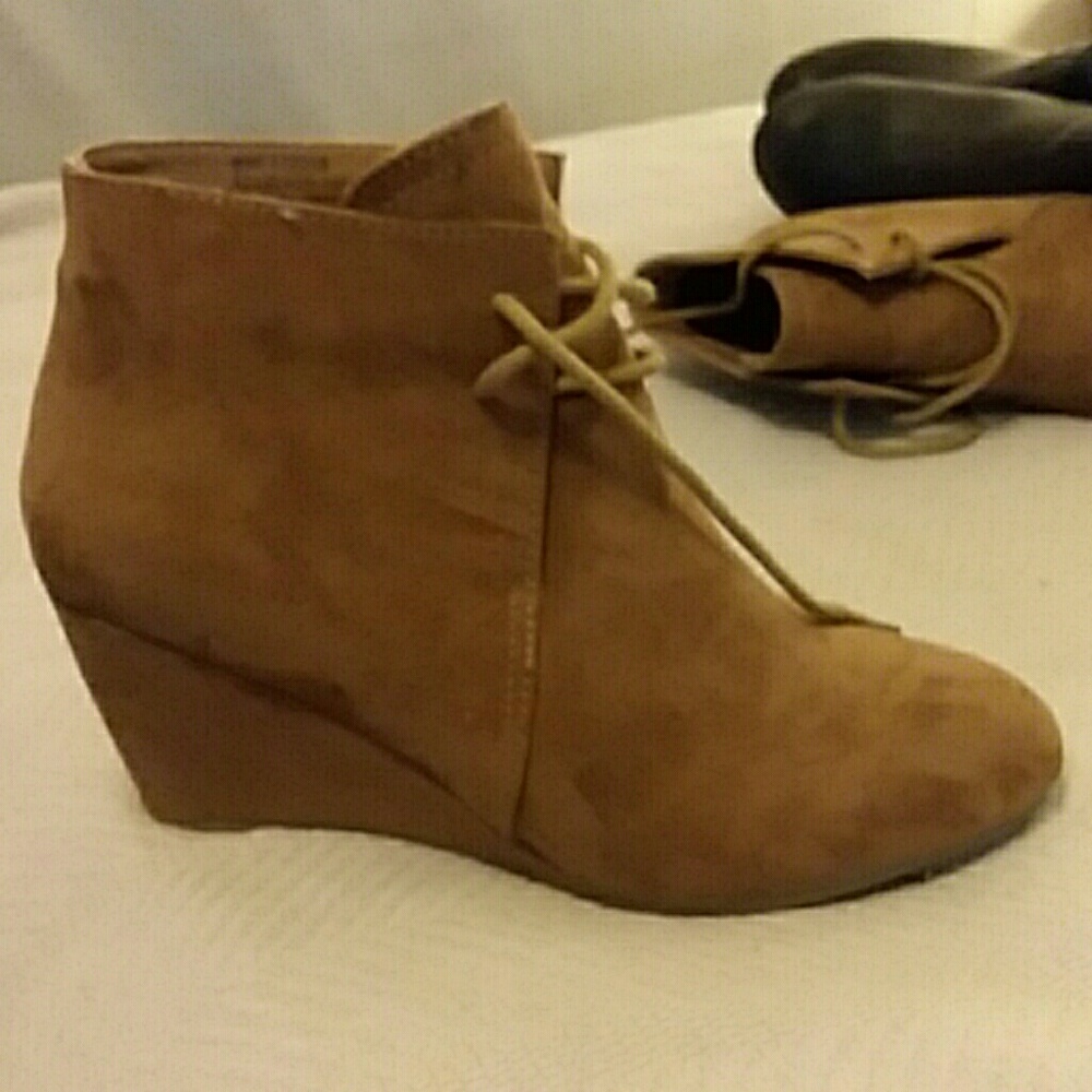 Suede wedge boots in Cedar color